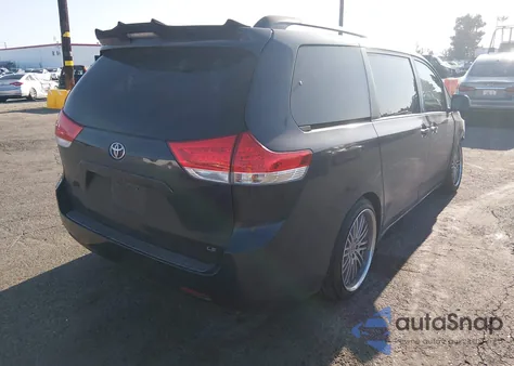 2014 Toyota Sienna Le V6 8 Passenger z USA, uszkodzony, nr VIN 5TDKK3DCXES492274